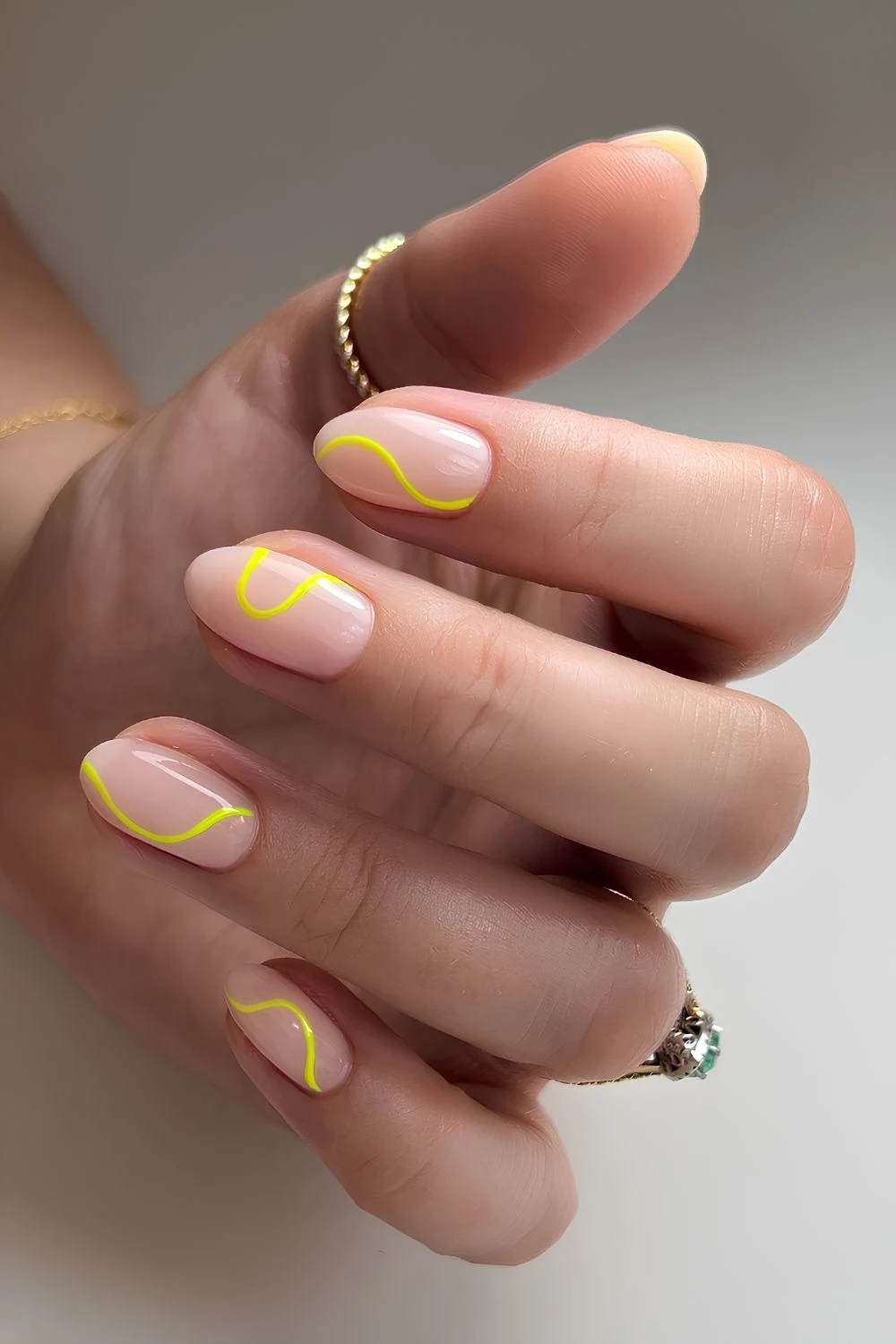 Glänzende transparente Nägel mit gelber Line-Art