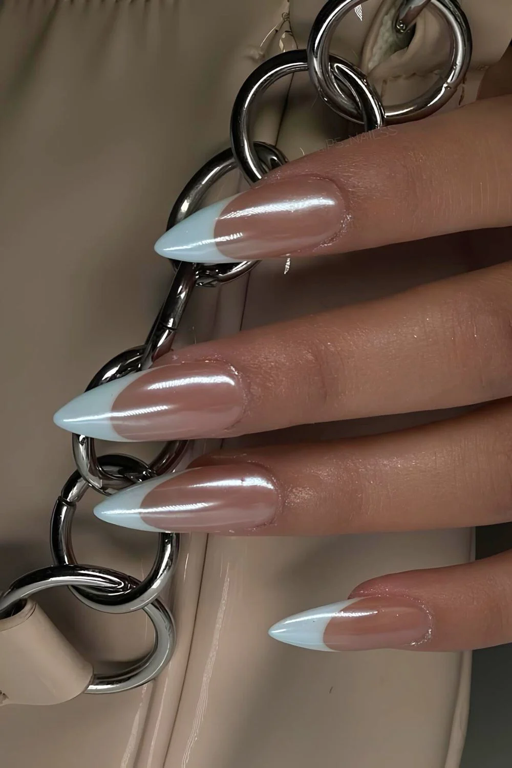 Glasierte babyblaue French-Nägel