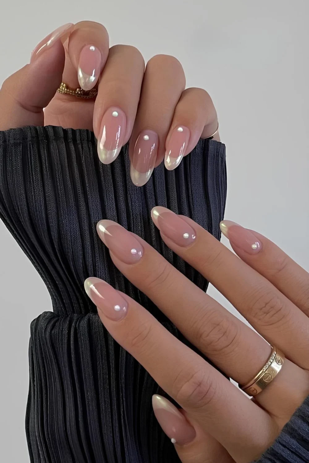 Glasierte cremeweiße French-Nägel mit Punktakzenten