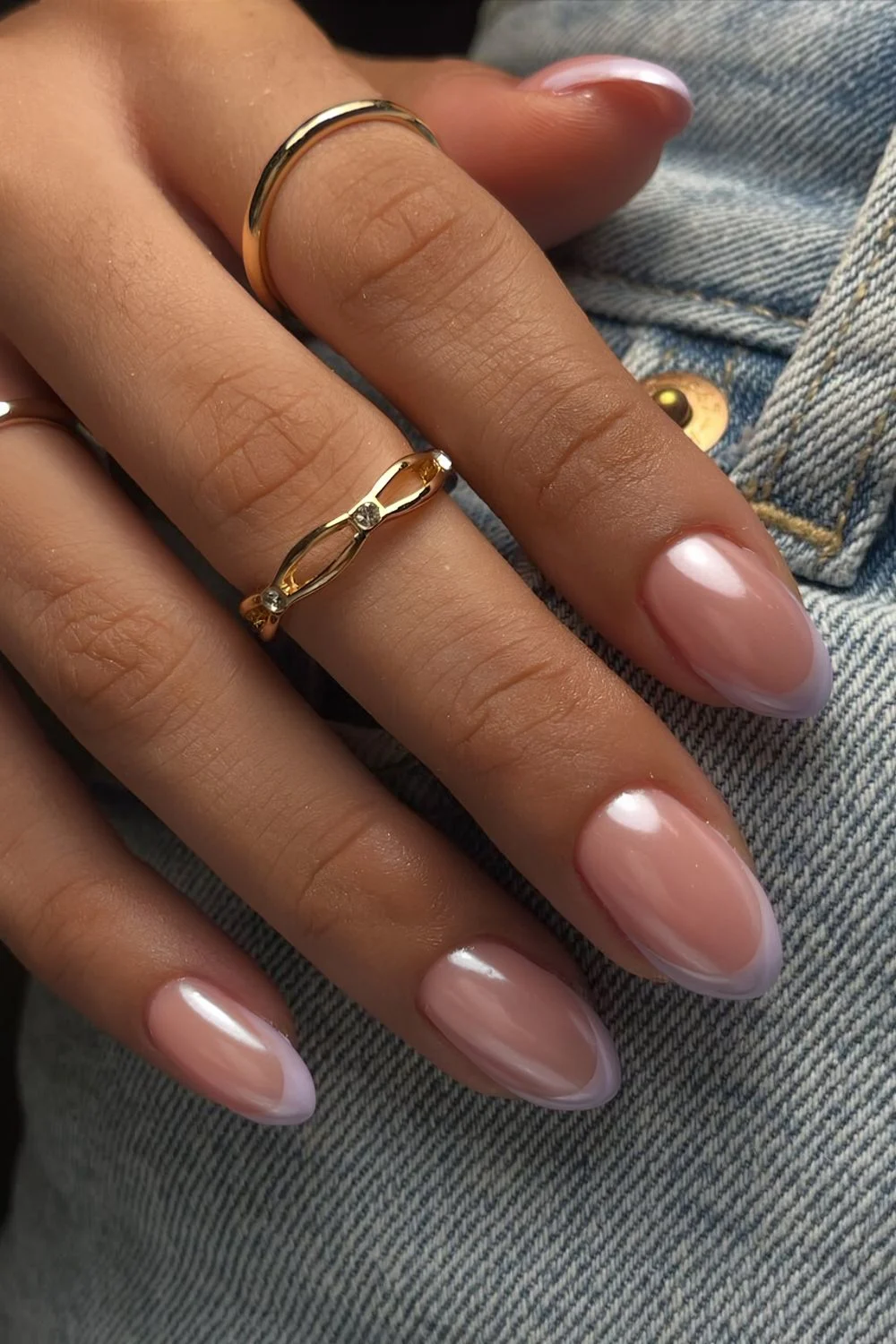 Glasierte lavendelfarbene French-Nägel