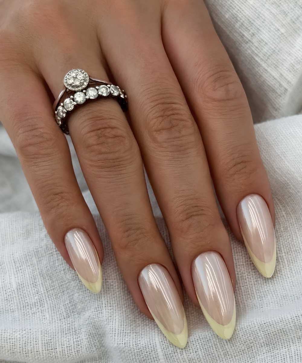 Glasierte pastellgelbe French Nails