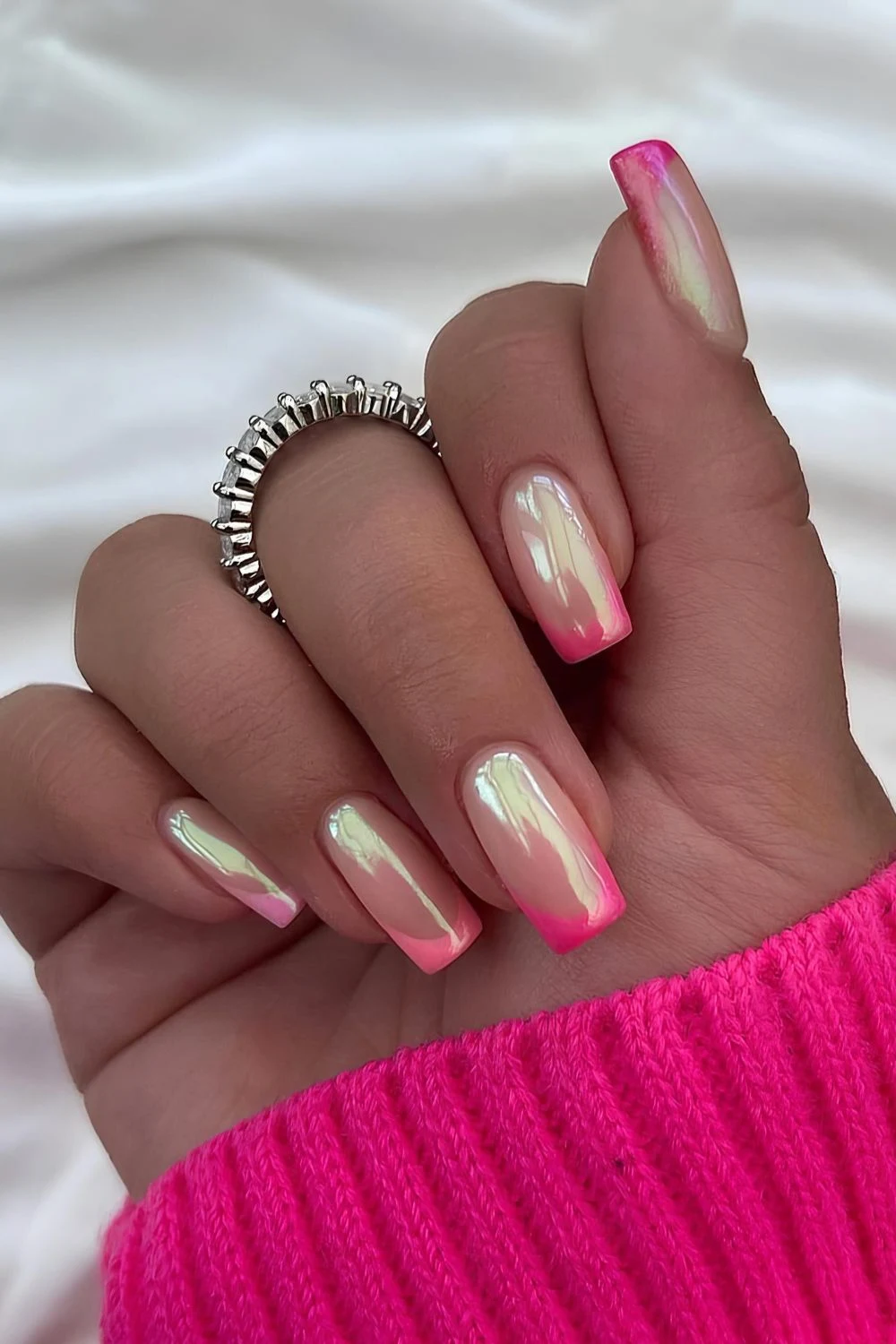 Glasierte pinke French-Nägel mit Farbverlauf