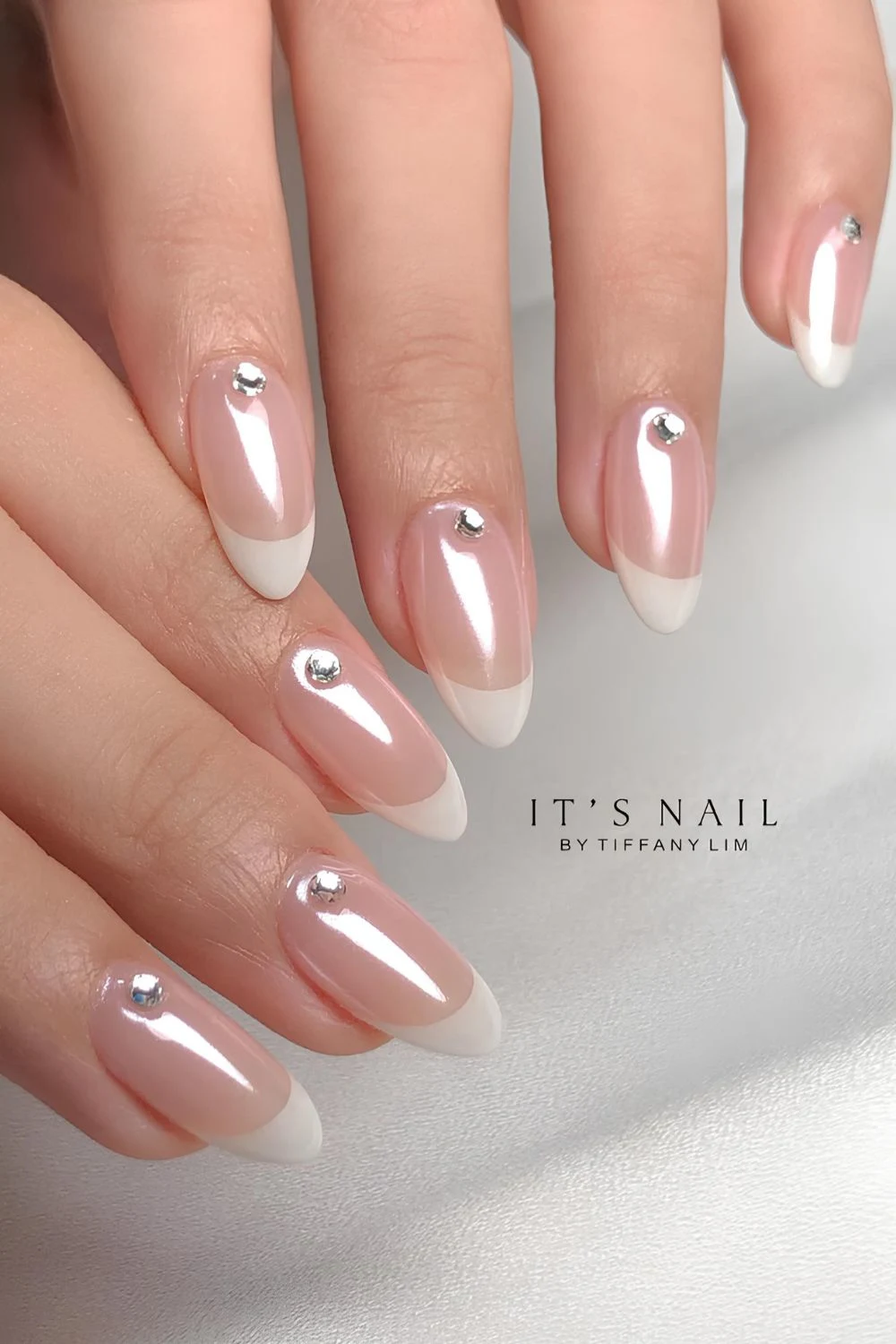 Glasierte weiße French-Maniküre mit Strasssteinen
