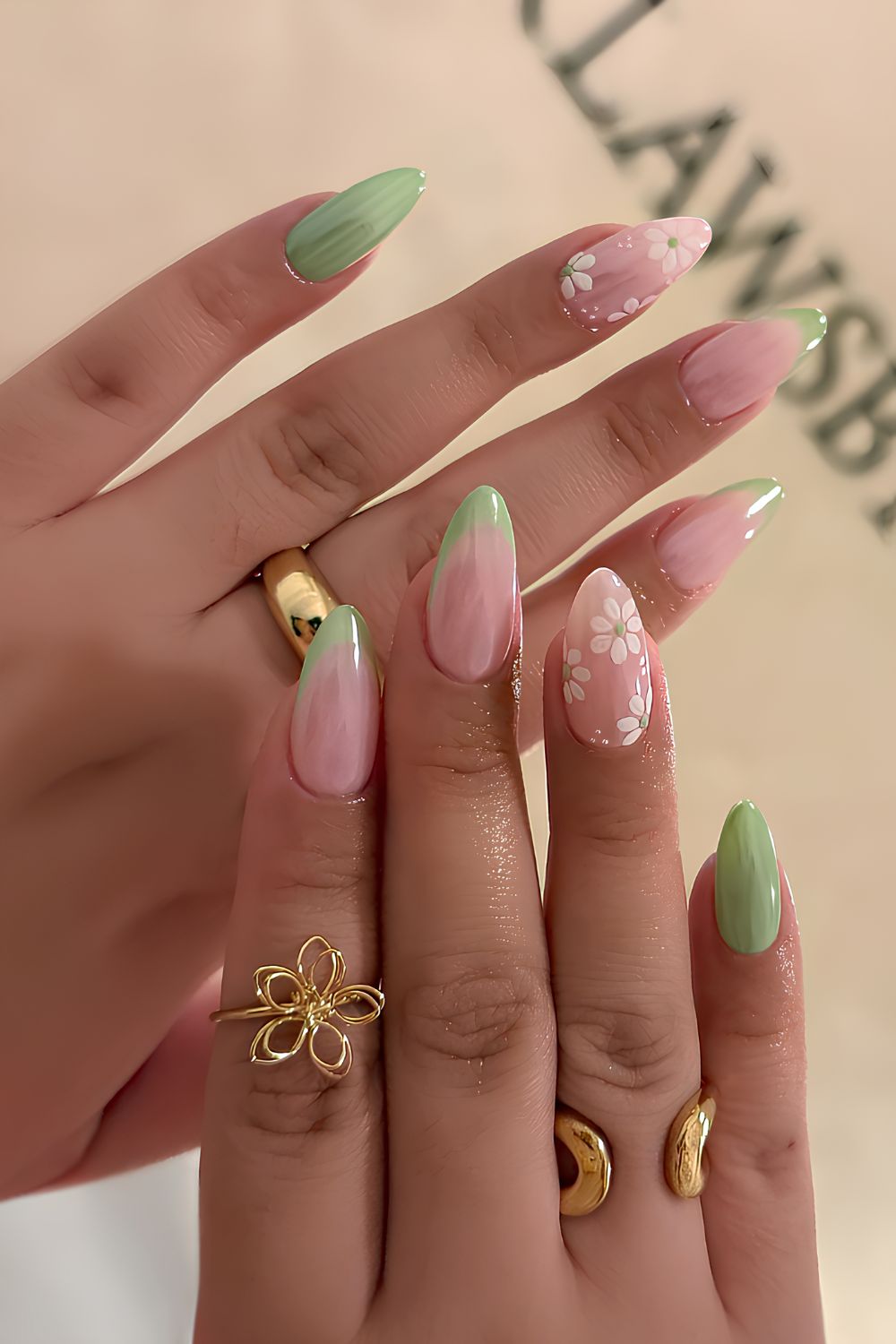 Grüne Chrome-Nägel mit Blumen