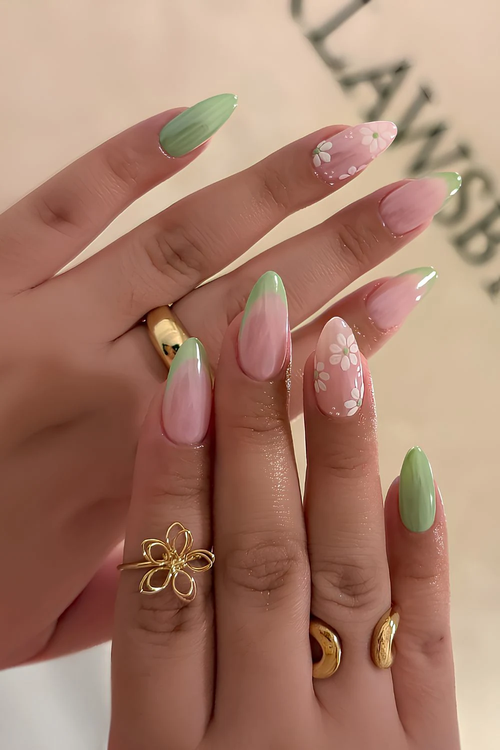 Grüne Chrome-Nägel mit Blumen