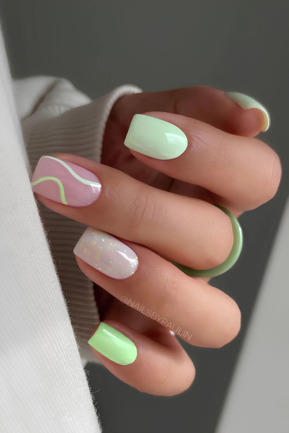 Grüne Nägel mit Glitzer und Swirls