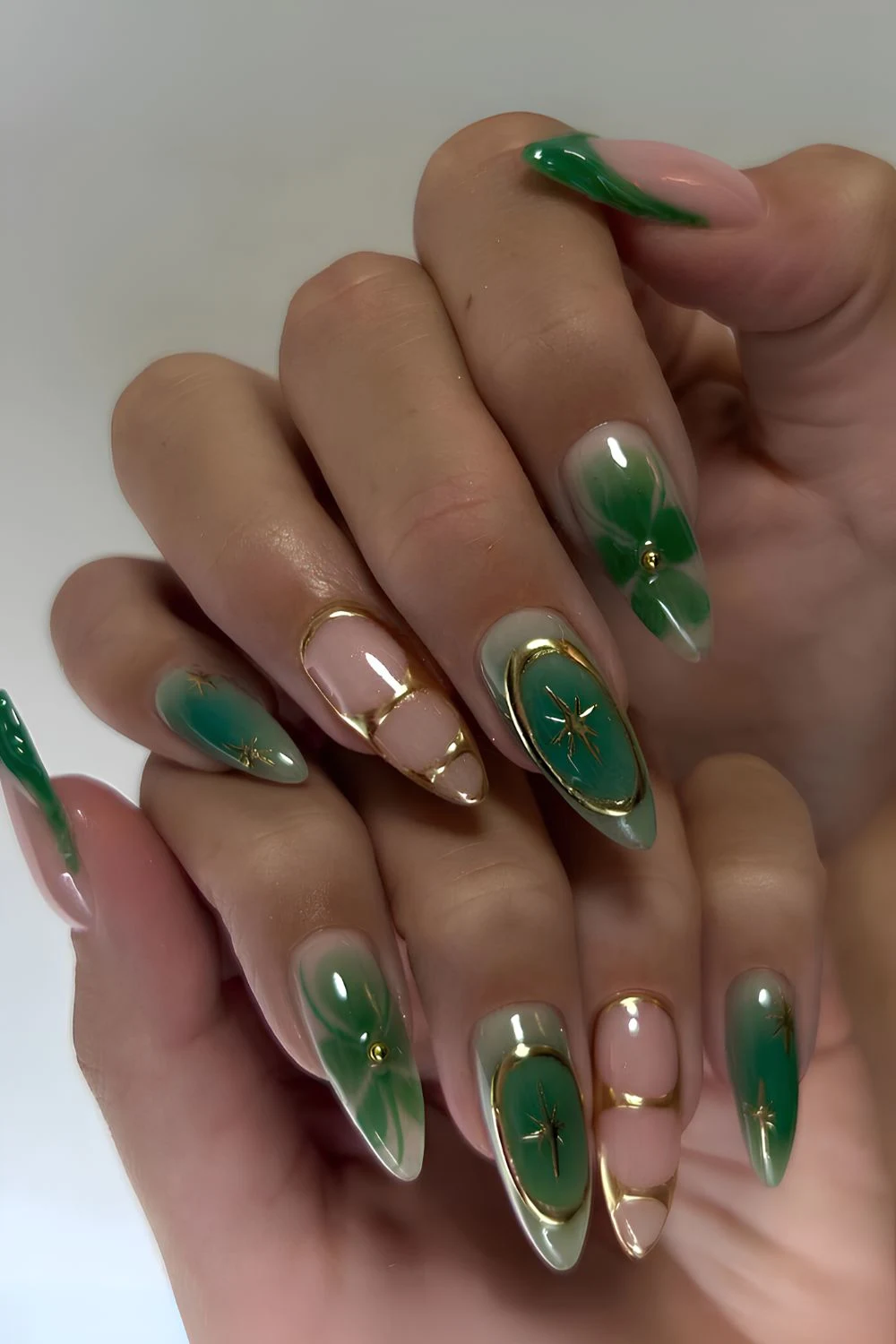 Grüne Nägel mit goldenen und floralen Details