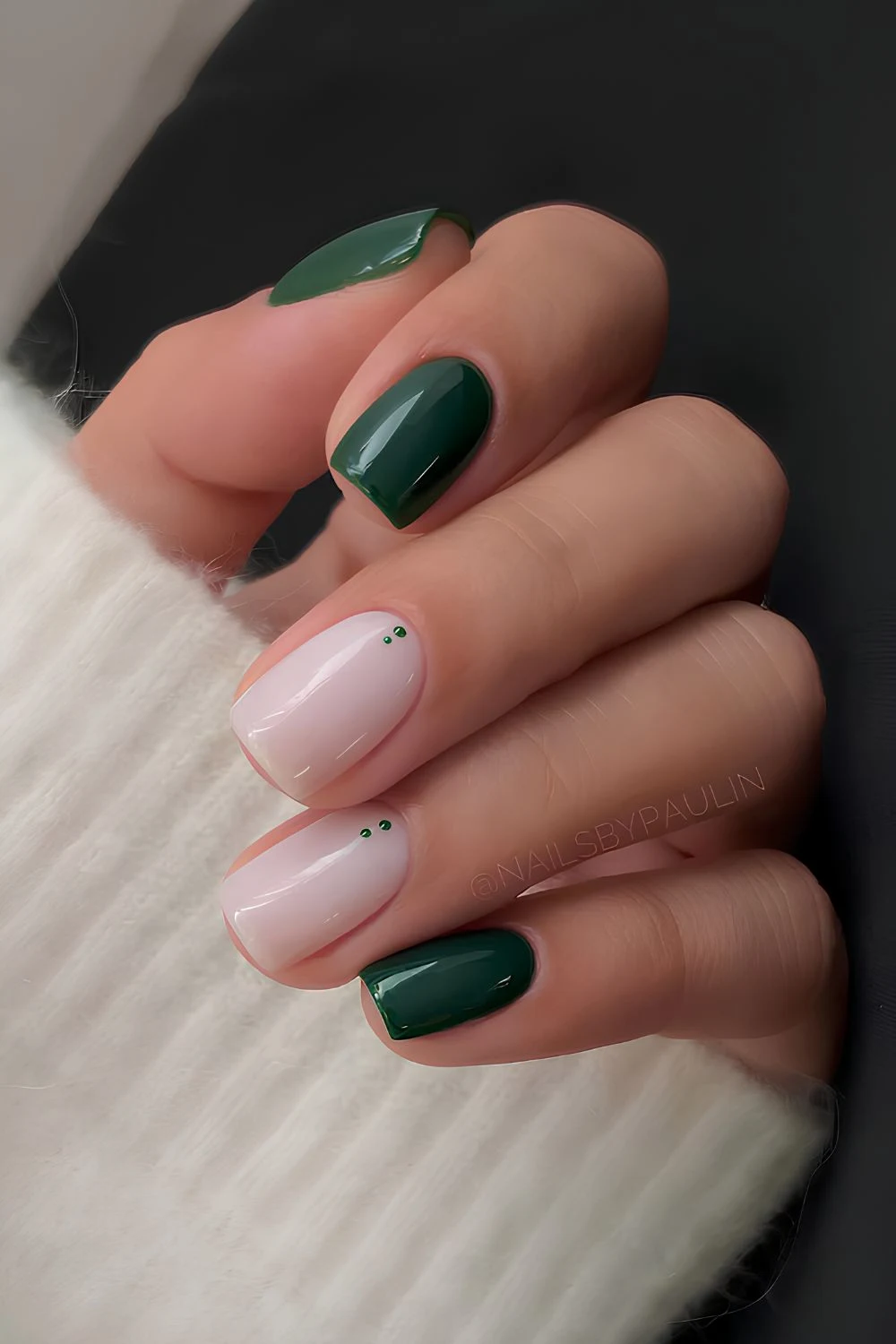 Grüne und weiße Nägel mit Punktdetails