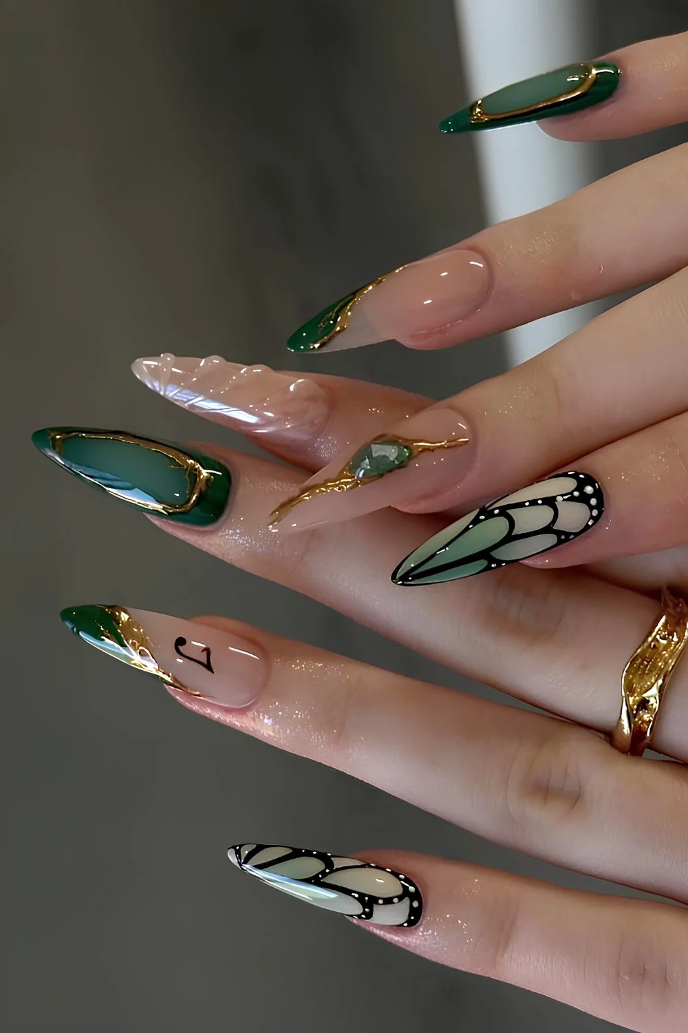 Grüne und weiße Nägel mit Schmetterlingsmotiv