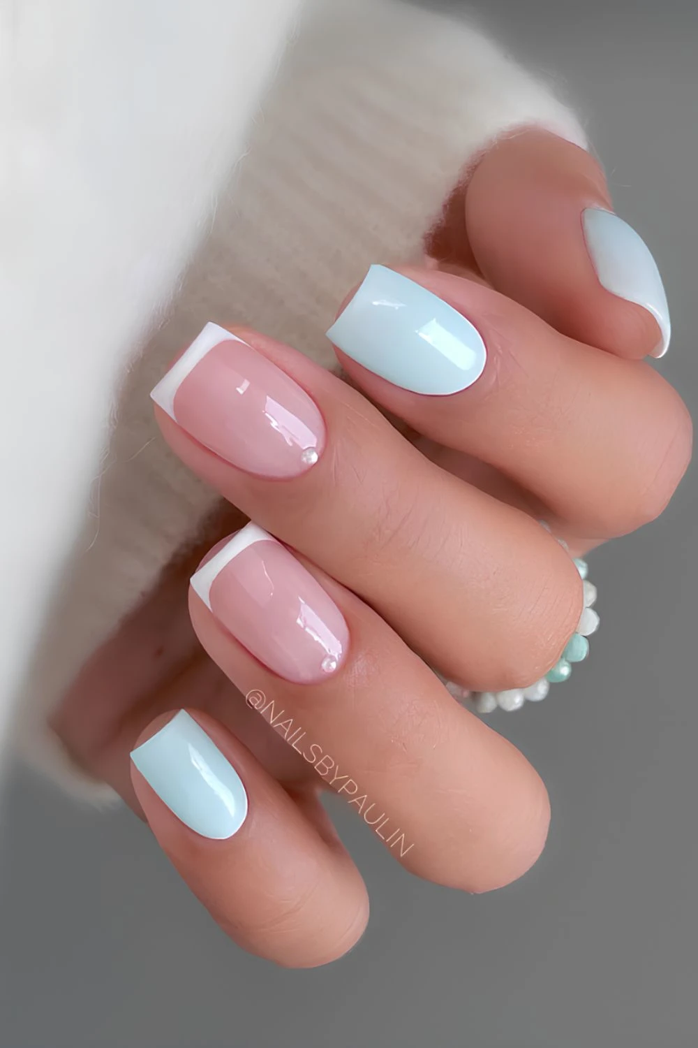 Hellblaue und weiße French Nails mit Perlenakzenten