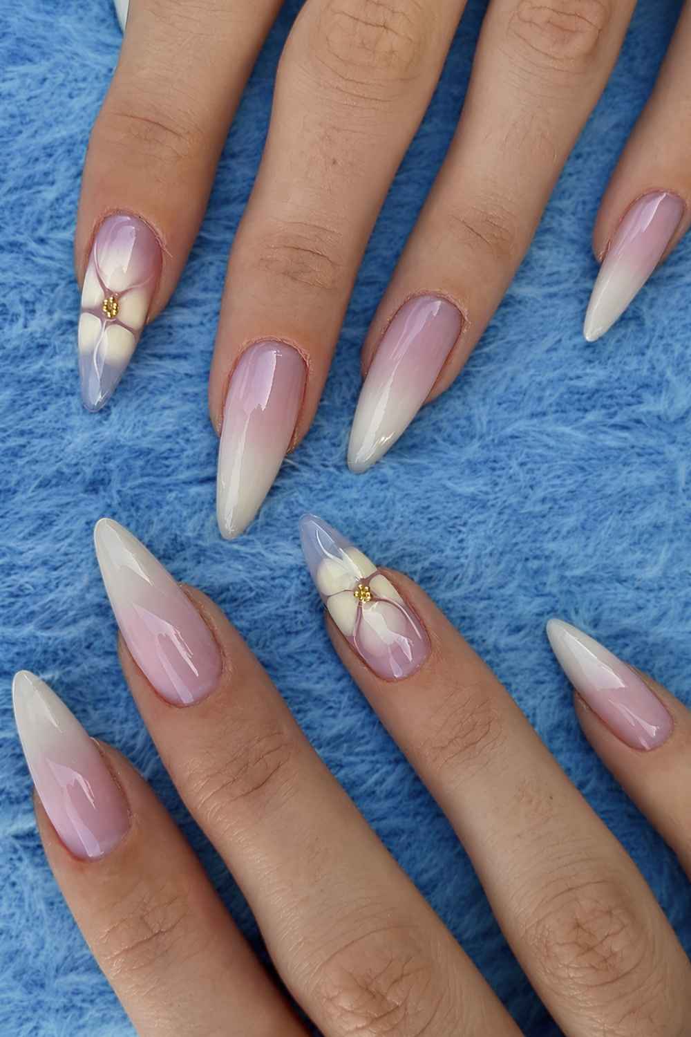 Hellgelbe Mani mit Blooming Gel Blumen