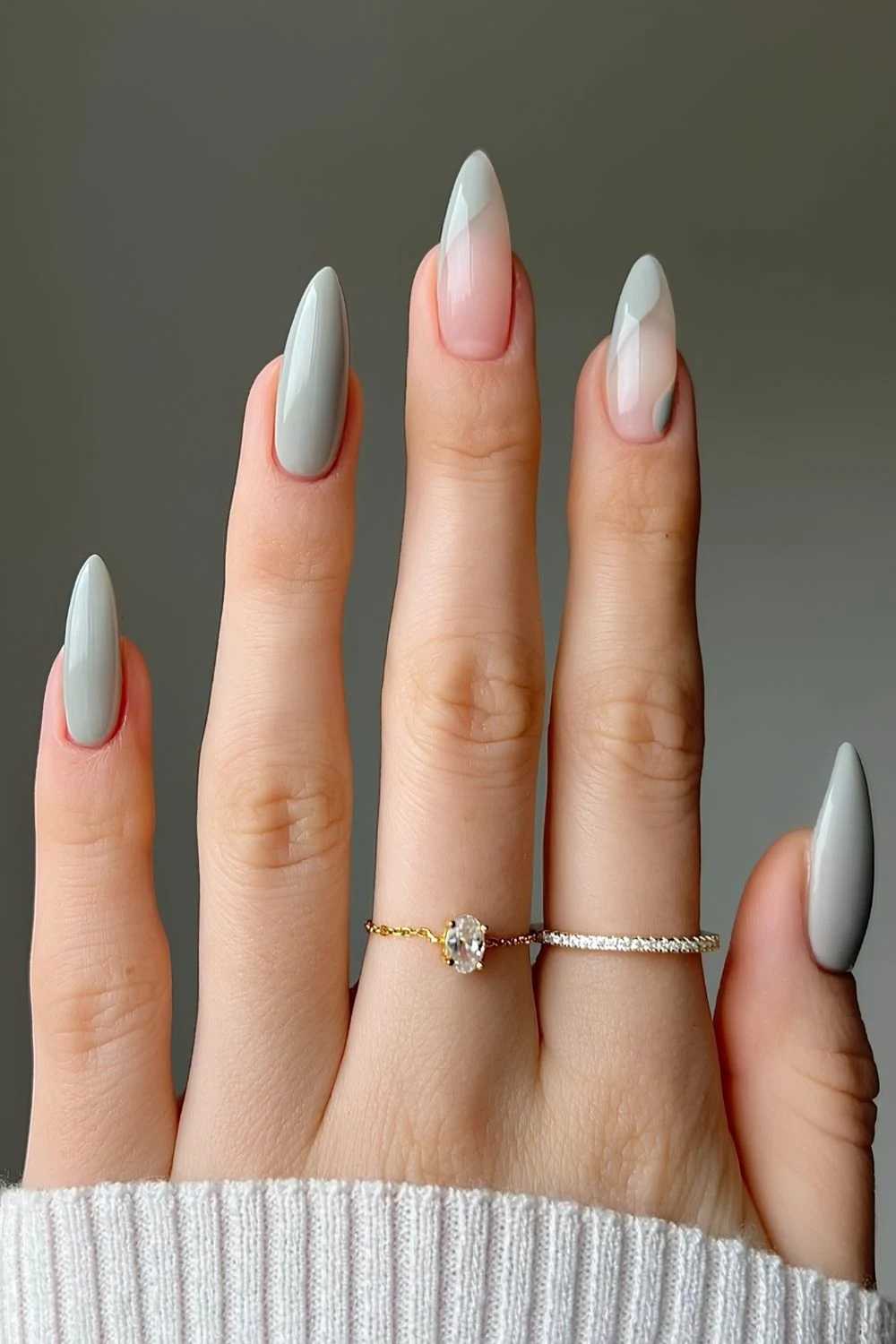 Hellgraue Negative-Space-Nägel