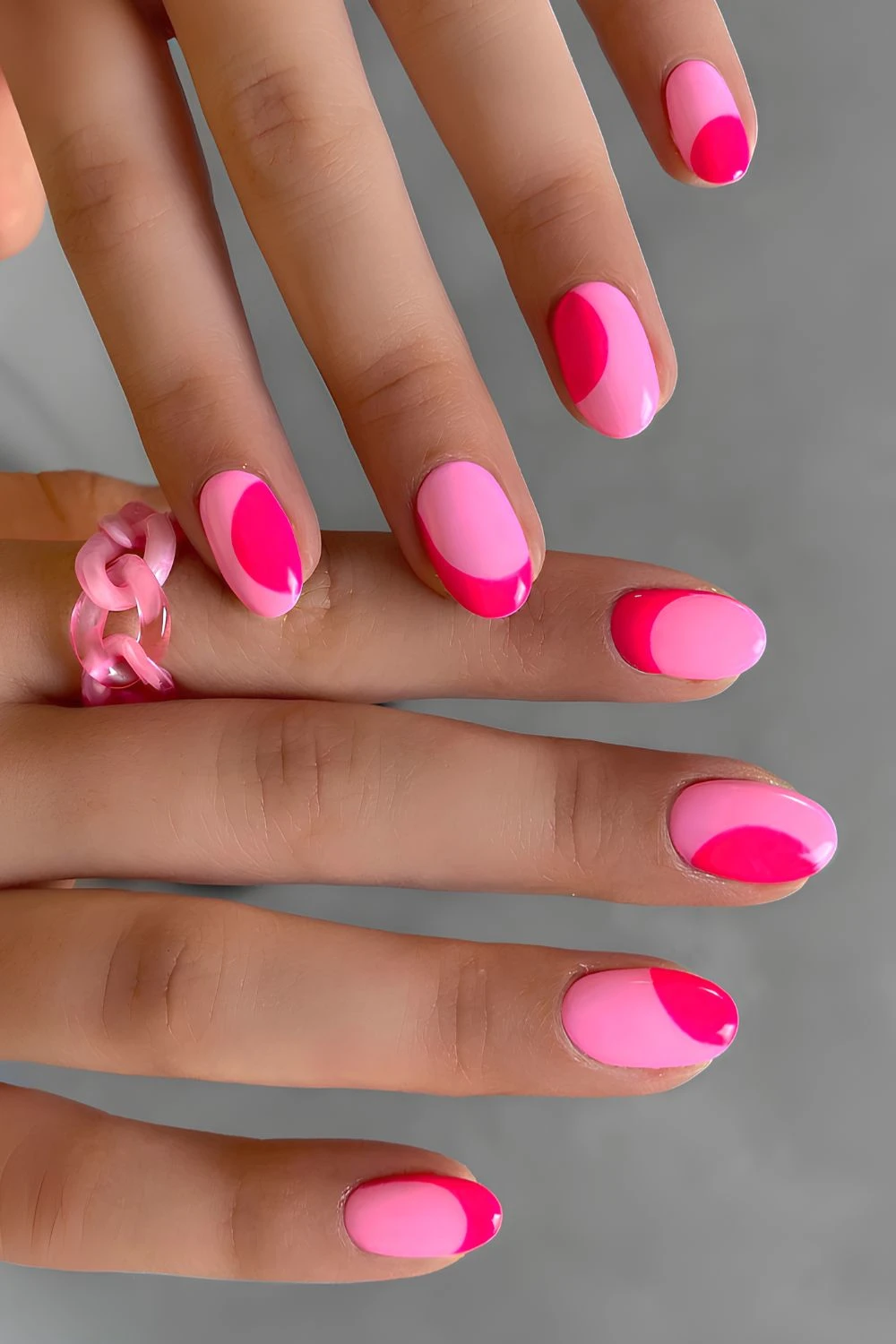 Hellrosa Nägel mit Knallpink-Akzenten