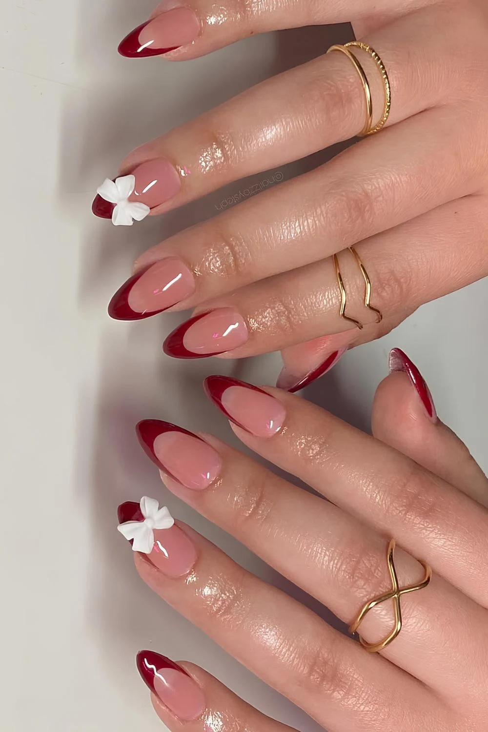 Kirschrote French Tips mit 3D-Schleife