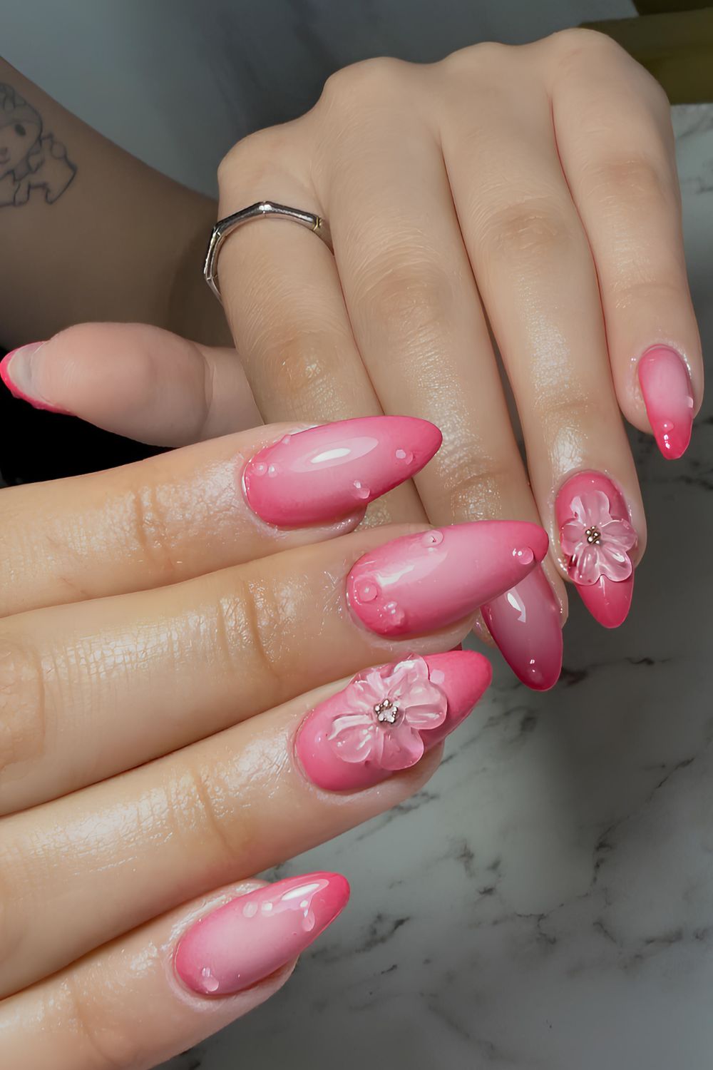Knallpink-Aura-Nägel mit 3D-Blumen