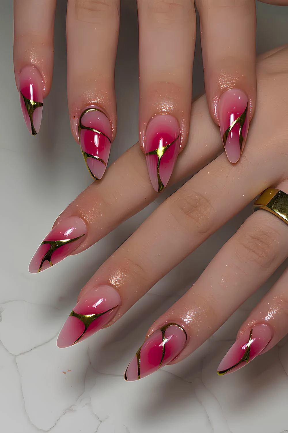 Knallpink-Aura-Nägel mit Metallic-Swirls