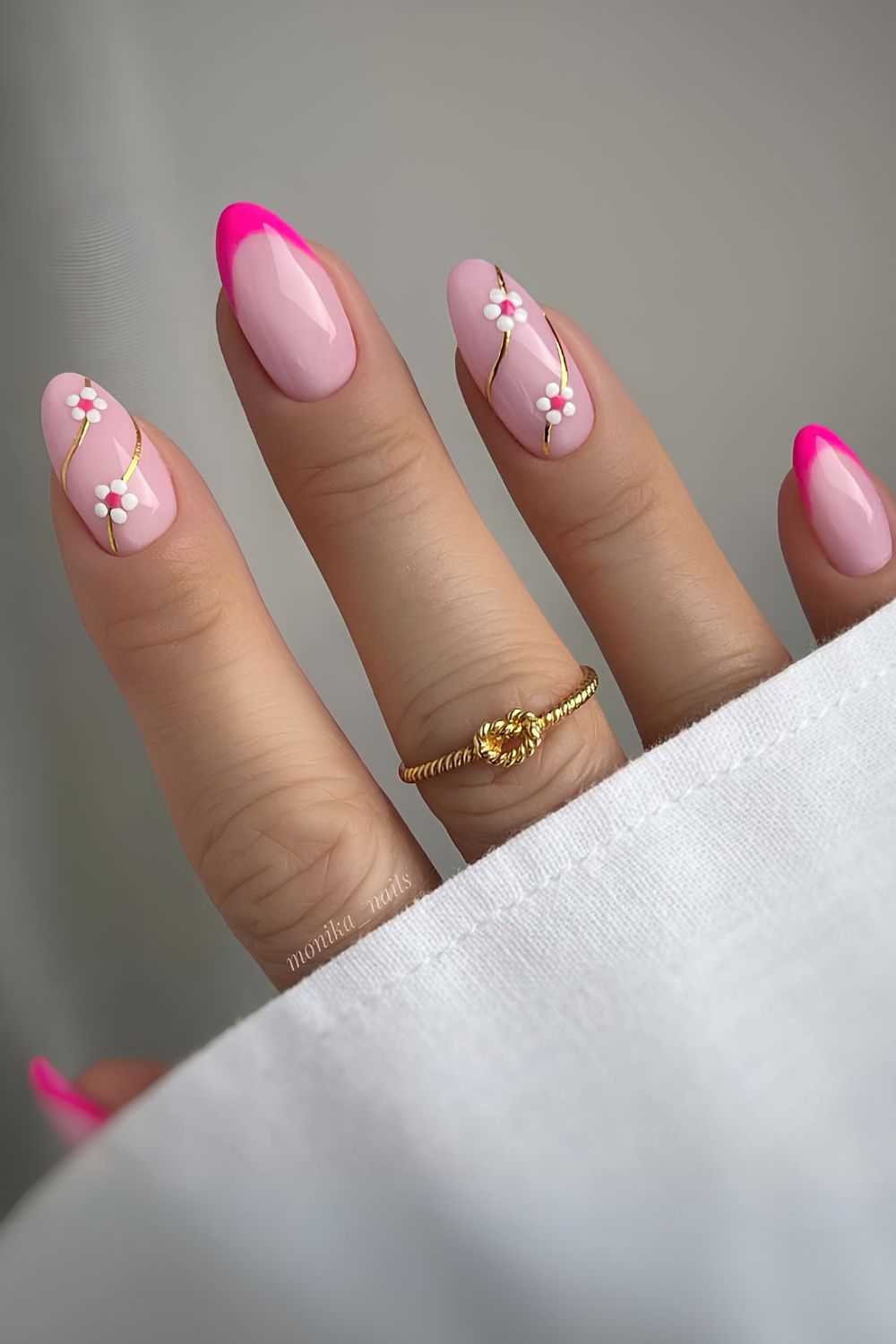Knallpink-French-Maniküre mit Gänseblümchen und Silberlinien