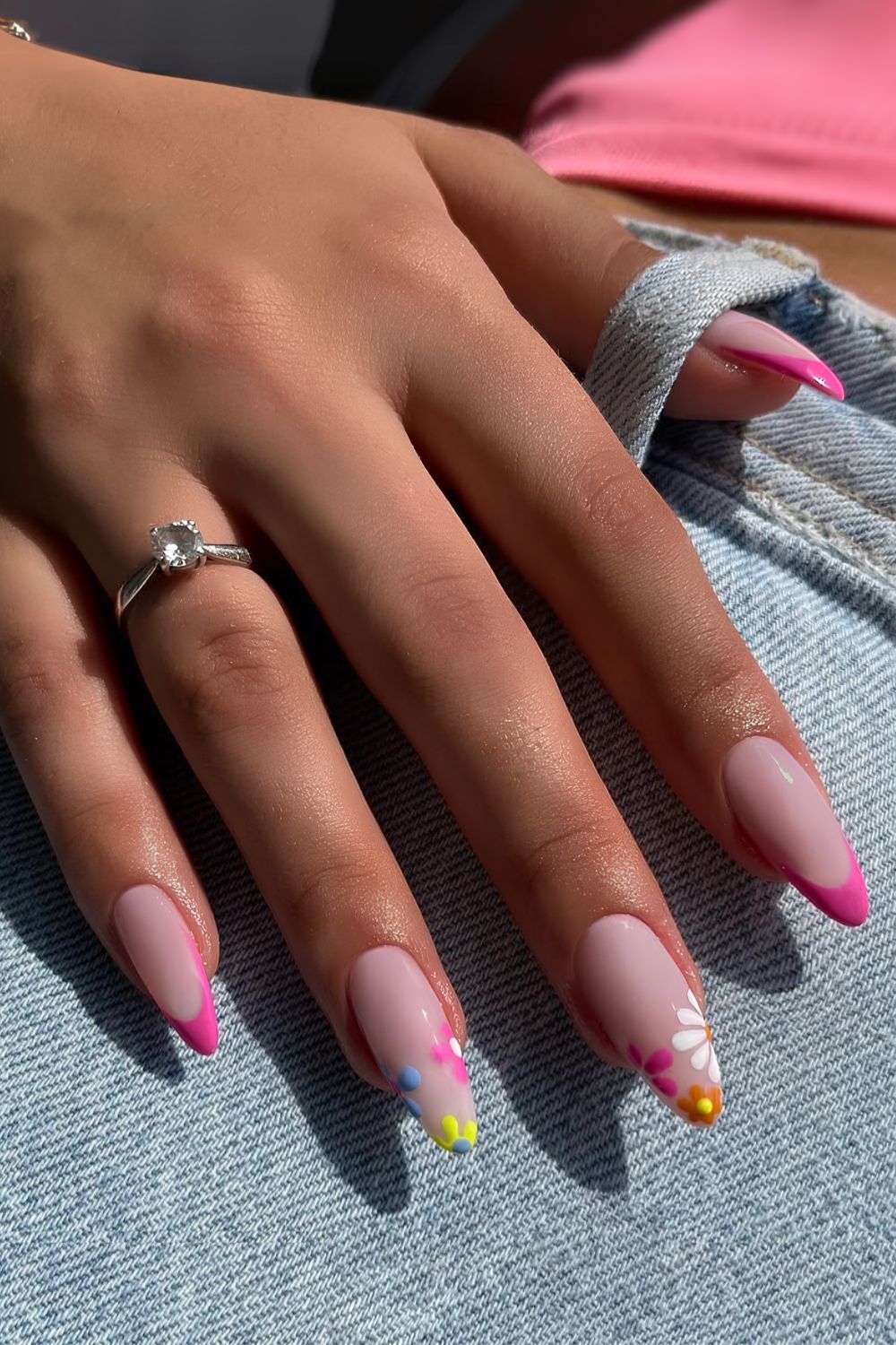 Knallpink-French-Nägel mit Blumen
