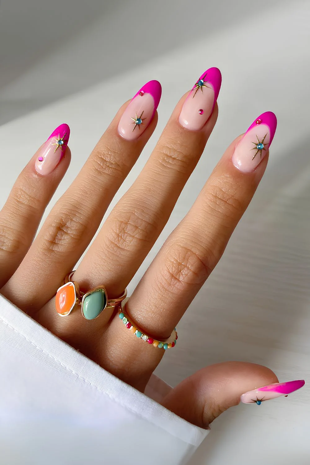 Knallpink French-Nägel mit Celestial-Details