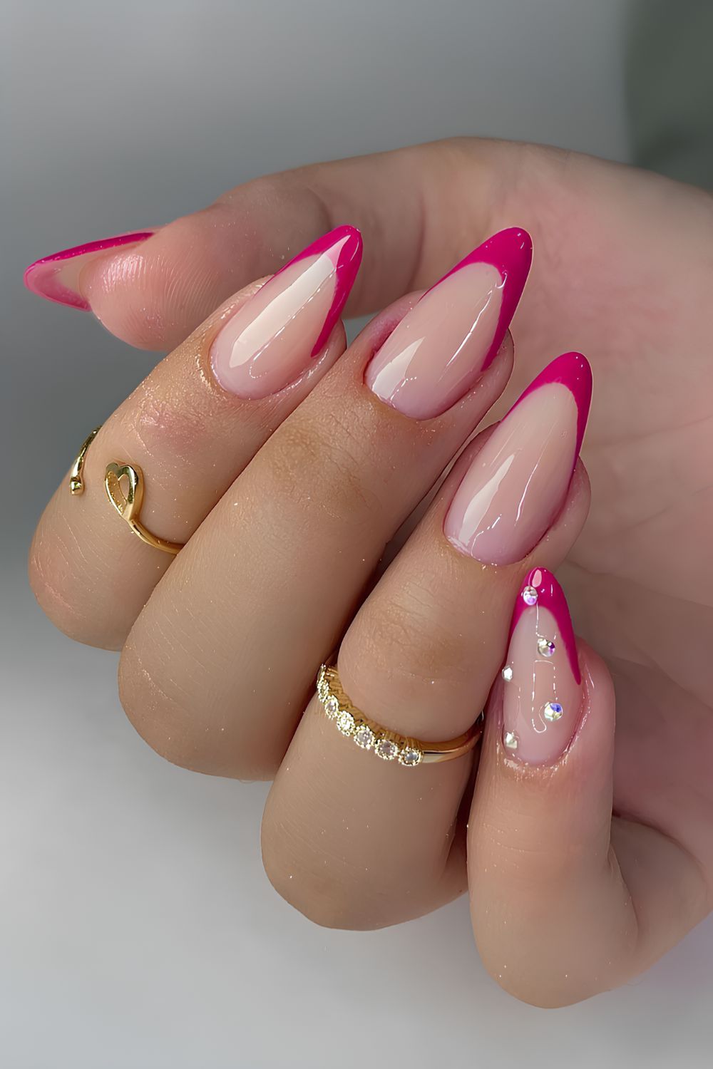 Knallpink-French-Nägel mit Strasssteinen