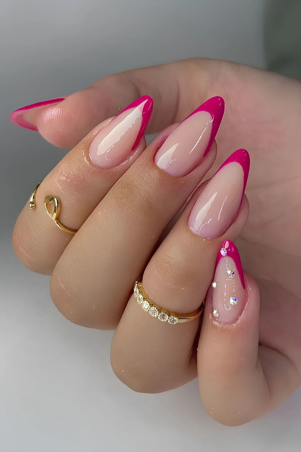 Knallpink-French-Nägel mit Strasssteinen