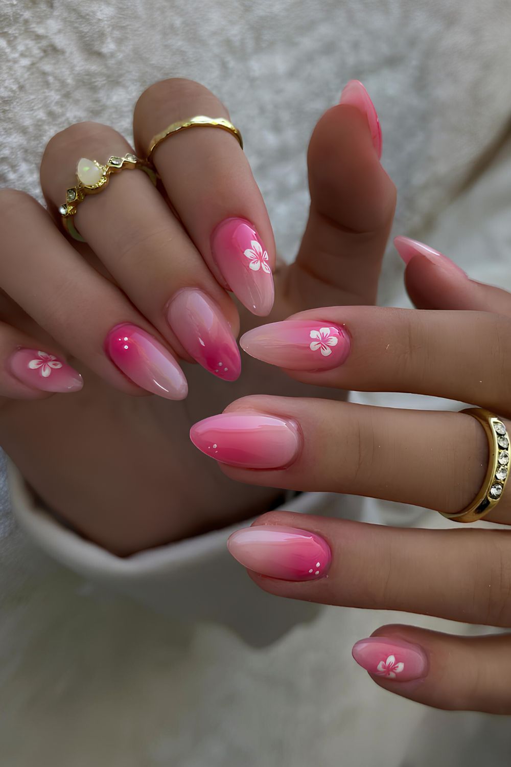 Knallpink-Gradient-Nägel mit Hibiskus-Design