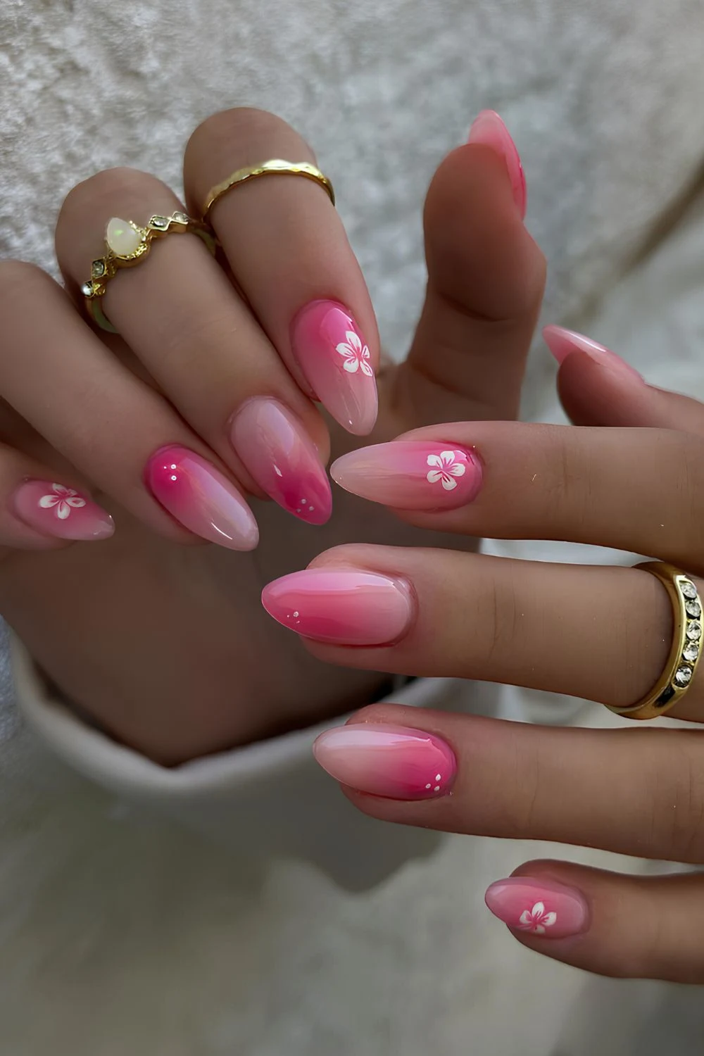 Knallpink-Gradient-Nägel mit Hibiskus-Design