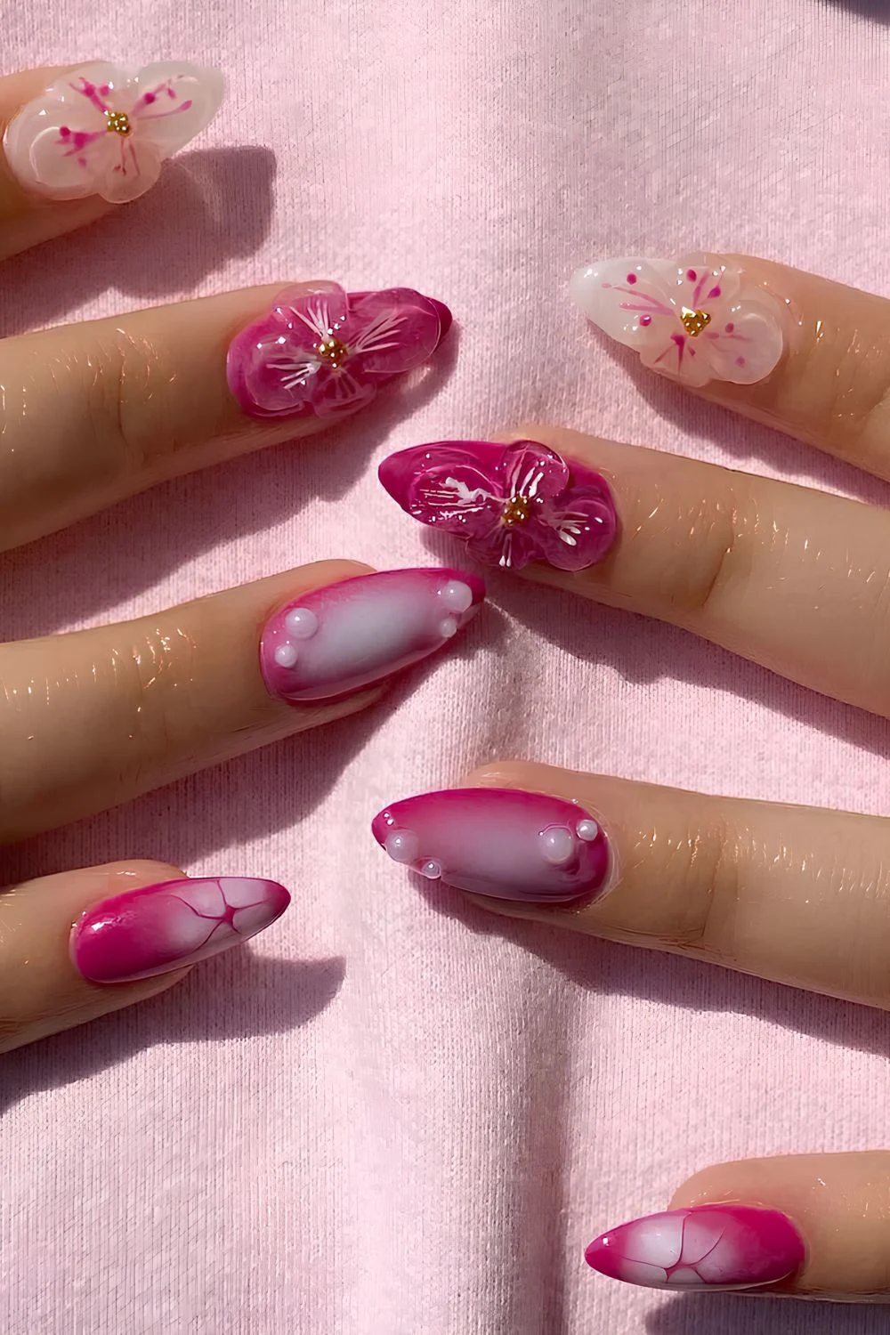 Knallpink-Nägel mit 3D-Blumen und Perlen