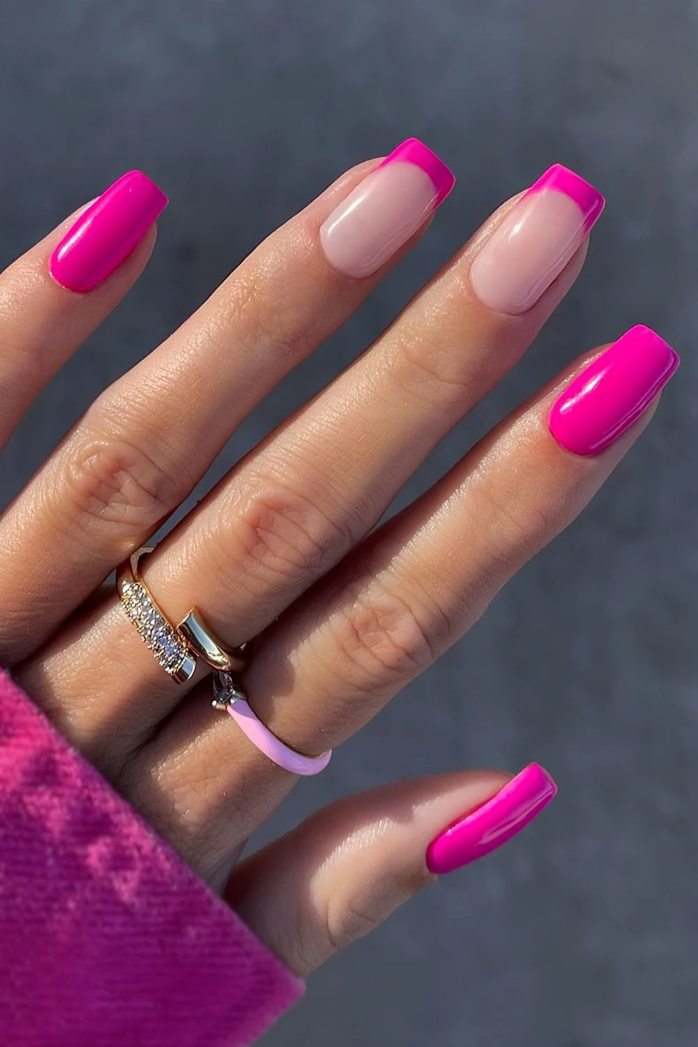 Knallpink-Nägel mit Akzent-French-Tips