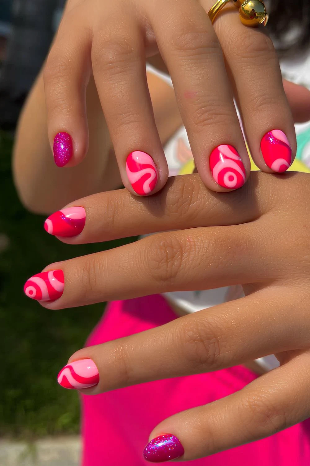 Knallpink-Nägel mit Hellrosa-Swirls