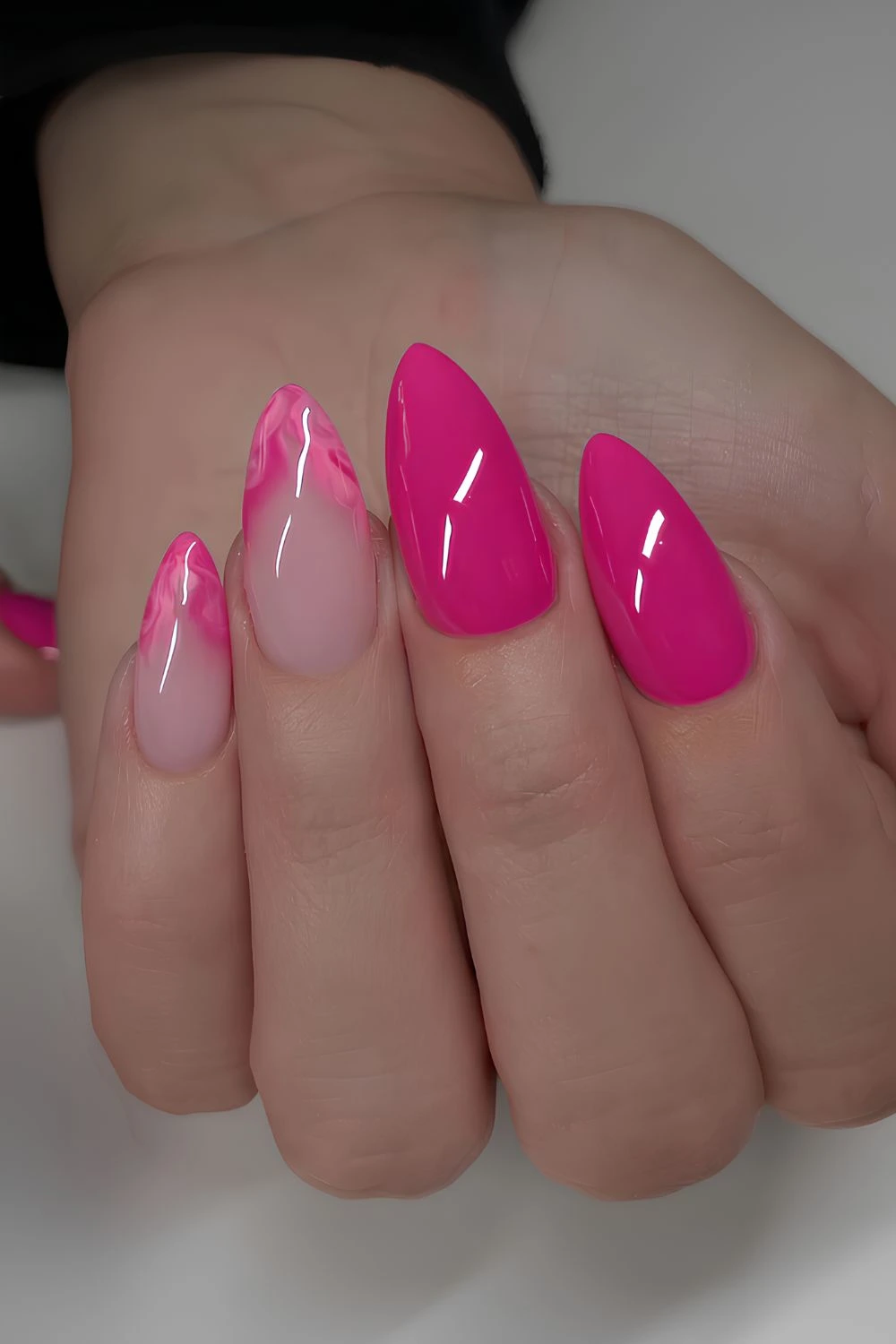 Knallpink-Nägel mit Marmor-Effekt