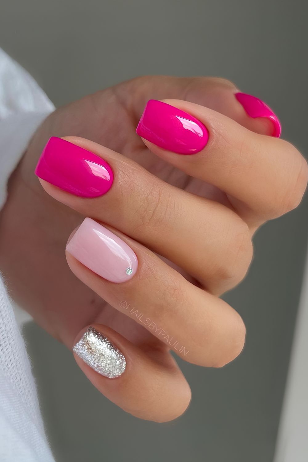 Knallpink-Nägel mit silbernem Glitzer-Detail