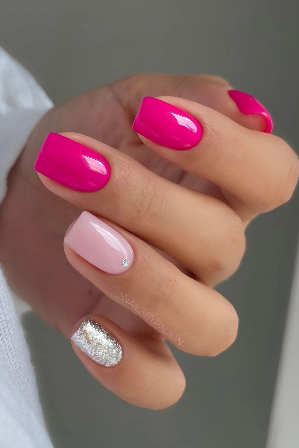 Knallpink-Nägel mit silbernem Glitzer-Detail