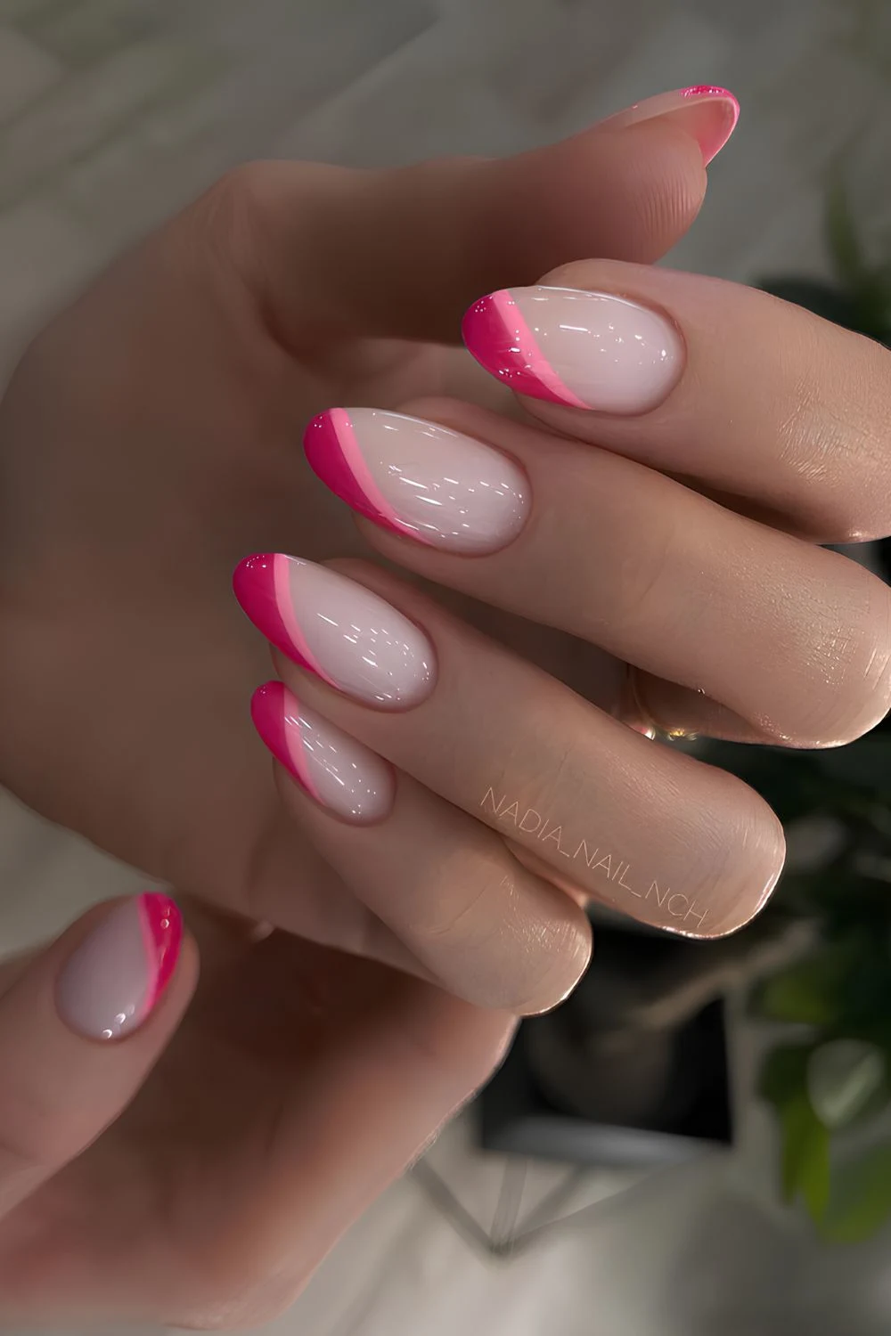 Knallpink-Side-French-Tip-Nägel