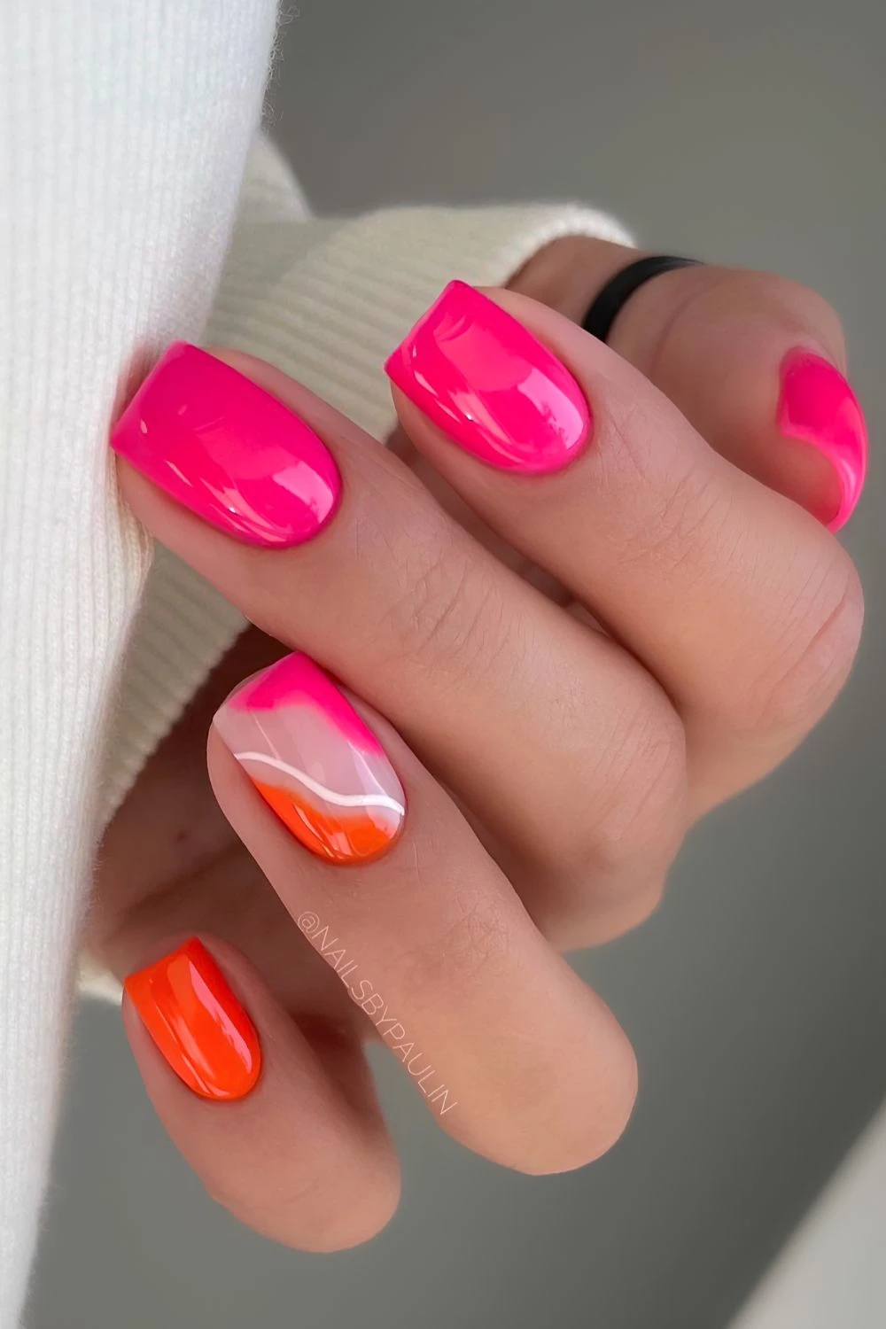Knallpink-und-Orange-Maniküre mit Line-Art