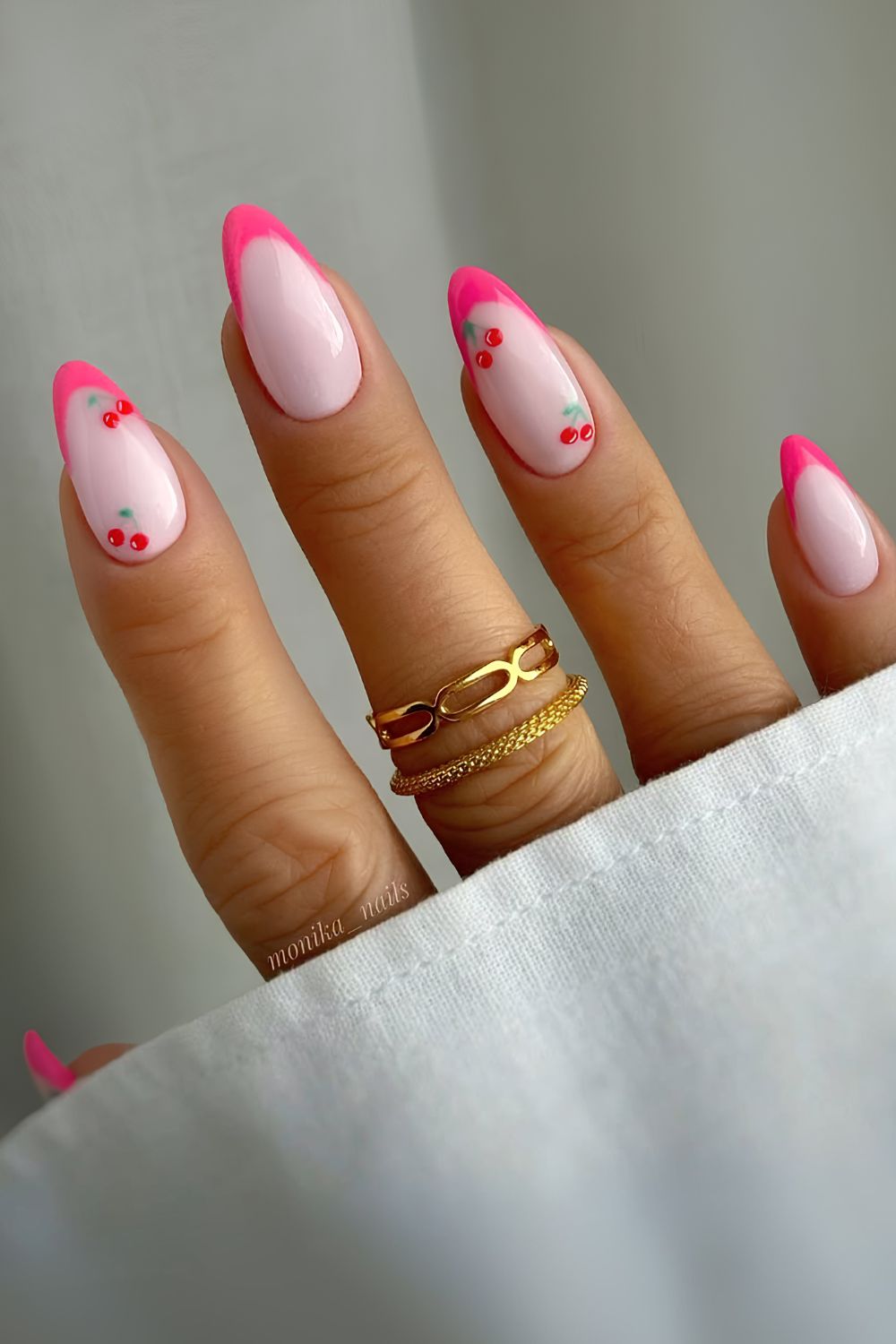 Knallrosa-French-Maniküre mit Kirschdesign