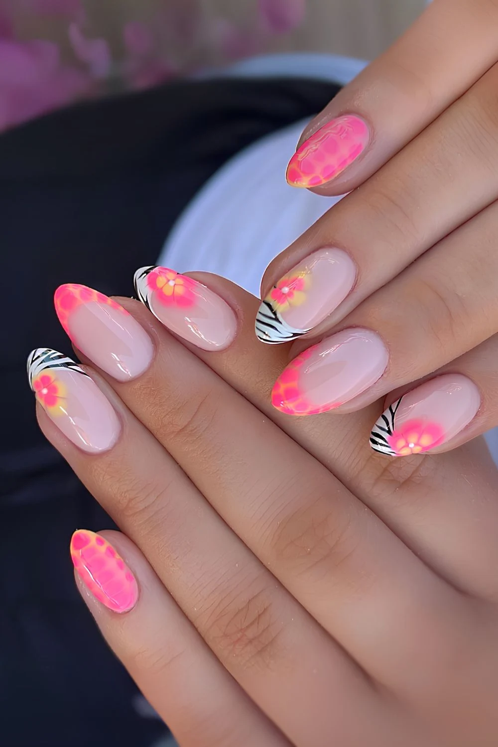 Knallrosa-French mit Animal-Print und Blumen