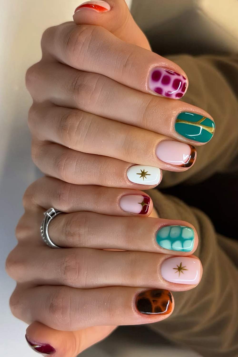 Kurze Mismatched Naegel mit Animal Print