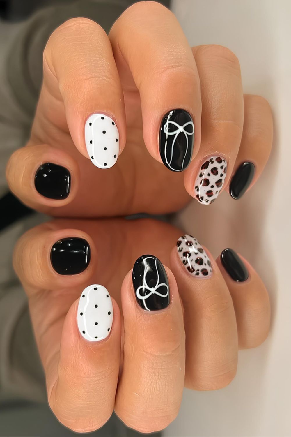 Kurze Mix-and-Match-Nägel in Schwarz-Weiß und Animal-Print