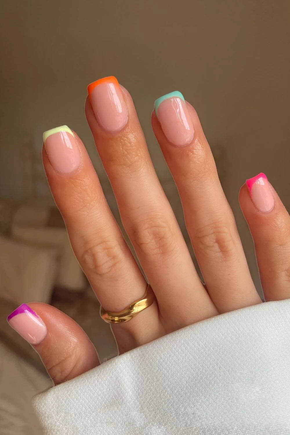 Kurze Skittle-French-Tip-Nägel