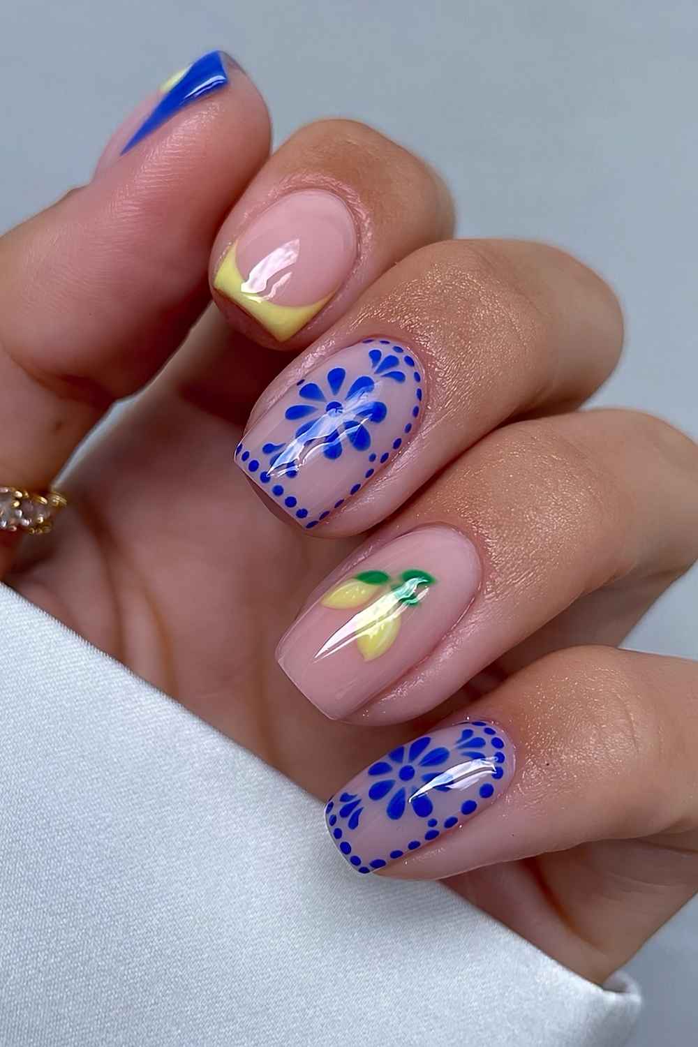 Kurze blaue gelbe Naegel mit Zitronen