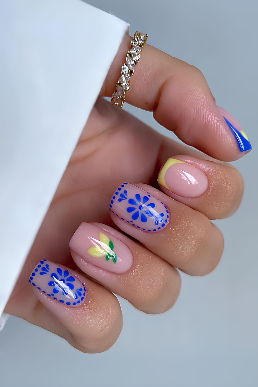 Kurze blaue und gelbe Nägel mit Zitronen-Akzent