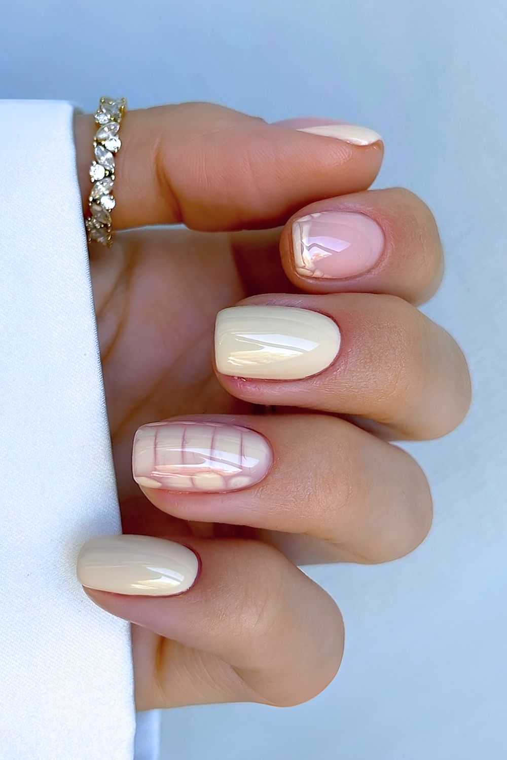 Kurze buttergelbe Nägel mit Croc-Print-Akzent