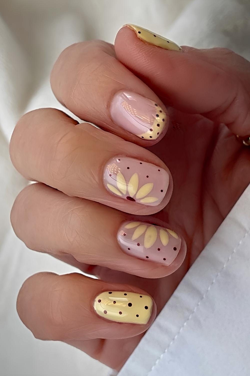 Kurze gelbe Naegel mit Sonnenblumen
