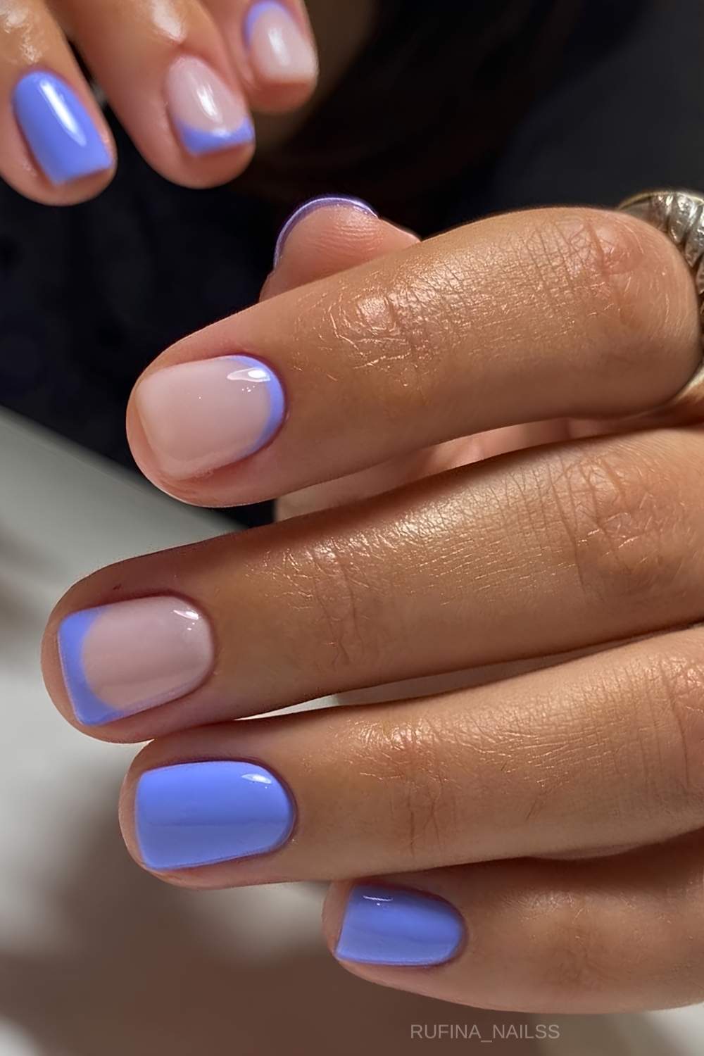 Kurze lila Naegel mit Negative Space