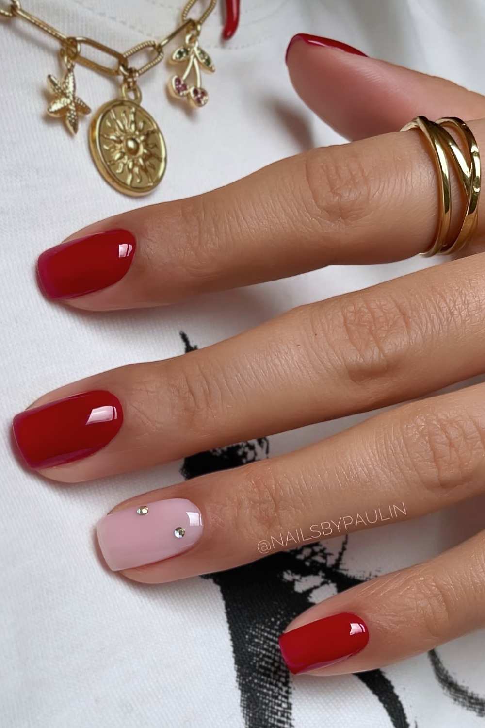 Kurze rote Naegel mit Mini Strass