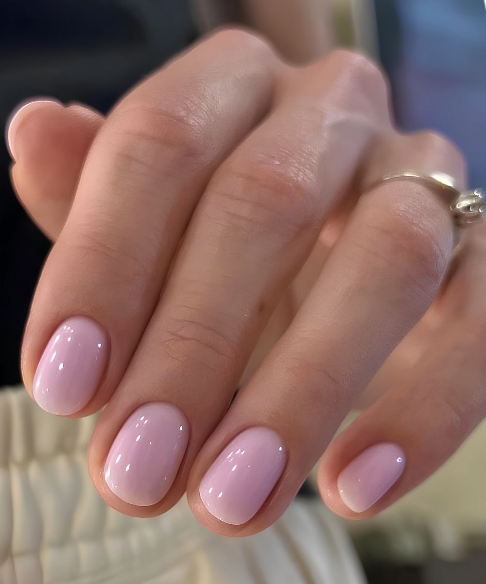 Kurze runde milchig rosa Naegel