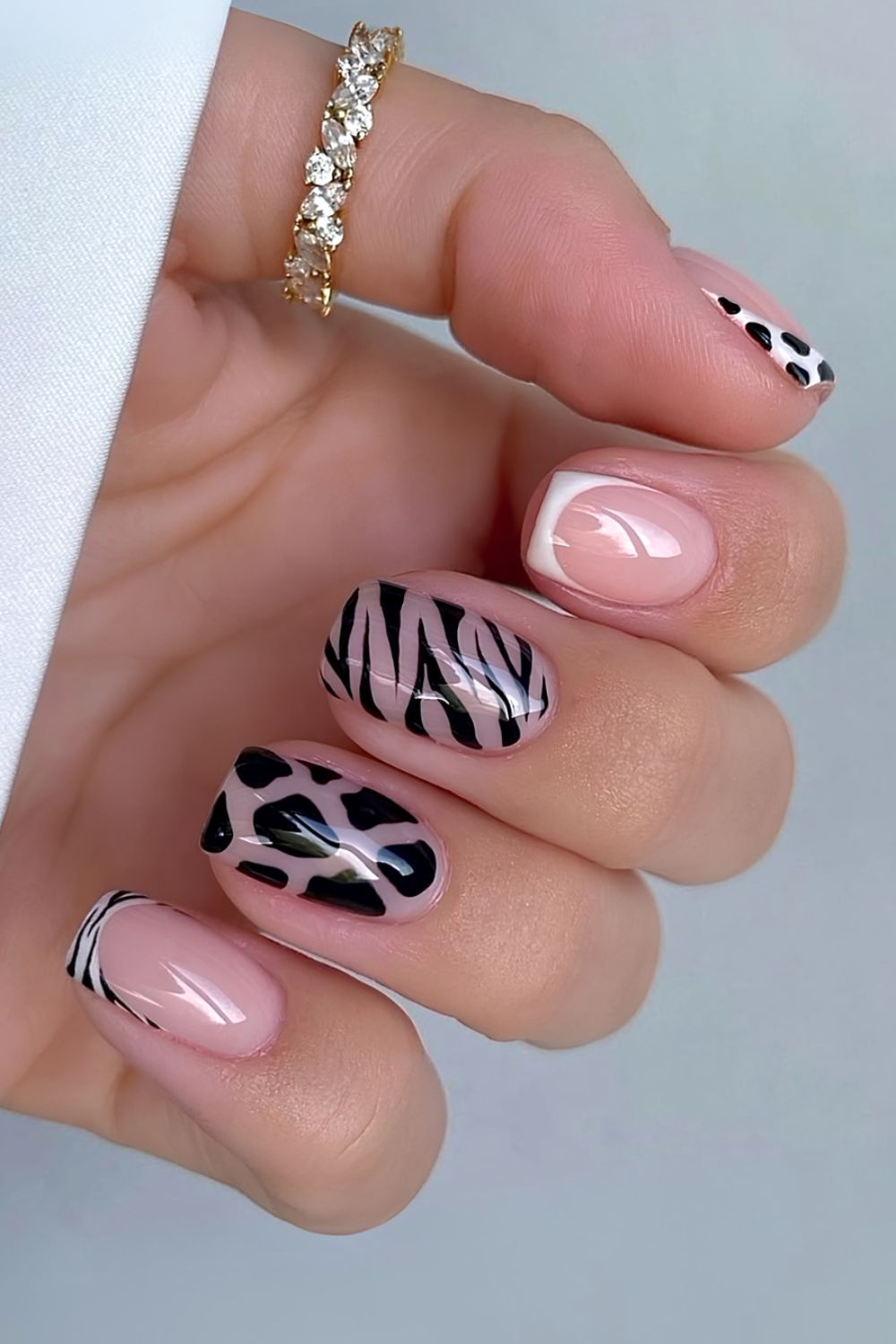 Kurze schwarz-weiße Animal-Print-Nägel