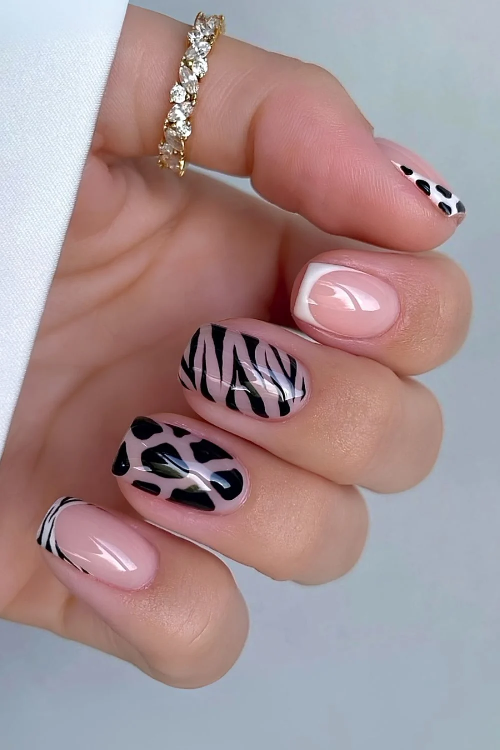 Kurze schwarz-weiße Animal-Print-Nägel