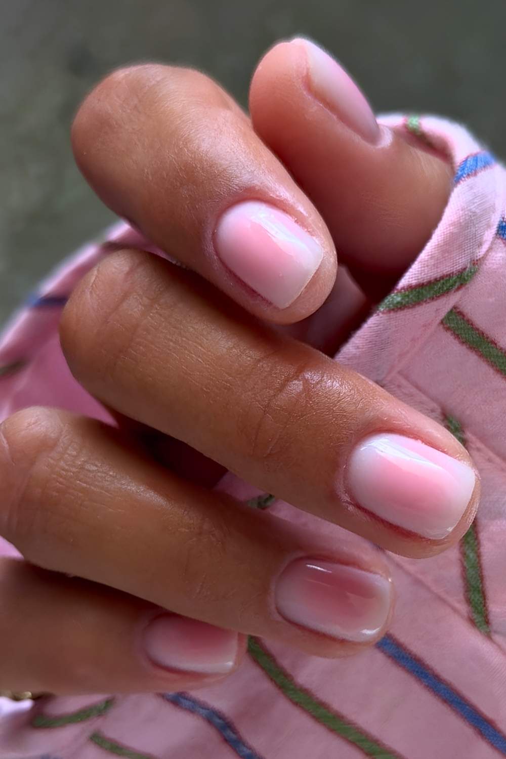 Kurze weisse Naegel mit rosa Aura